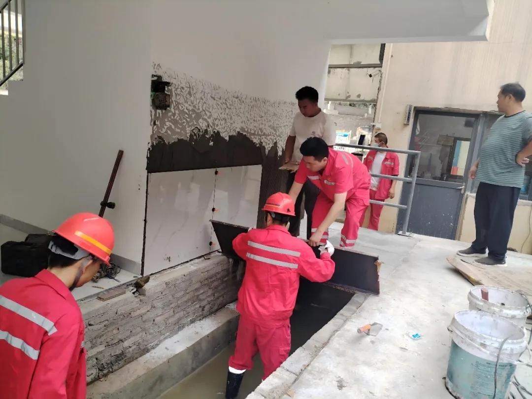 息烽矿产公司开展"党建引领聚合力 绿色环保促发展" 主题党团日活动